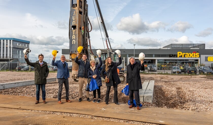 <p>Noordman Hout bij het slaan van de eerste paal op bedrijventerrein De Boeg. Het bedrijf bestaat dit jaar 164 jaar.</p>