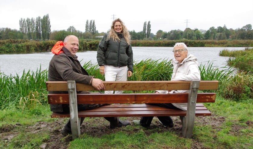 <p>Maarten Laming (Zuid-Hollands Landschap) samen met Rianne Meester (MEC) op het nieuwe bankje in de polder. Jolanda Ratten kijkt namens donateur SOEK tevreden toe. | Foto Willemien Timmers</p>