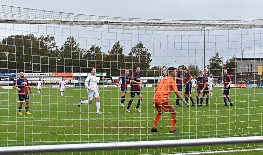 De vrije trap van Jaap van Duijn treft de paal. | Foto: Piet van Kampen