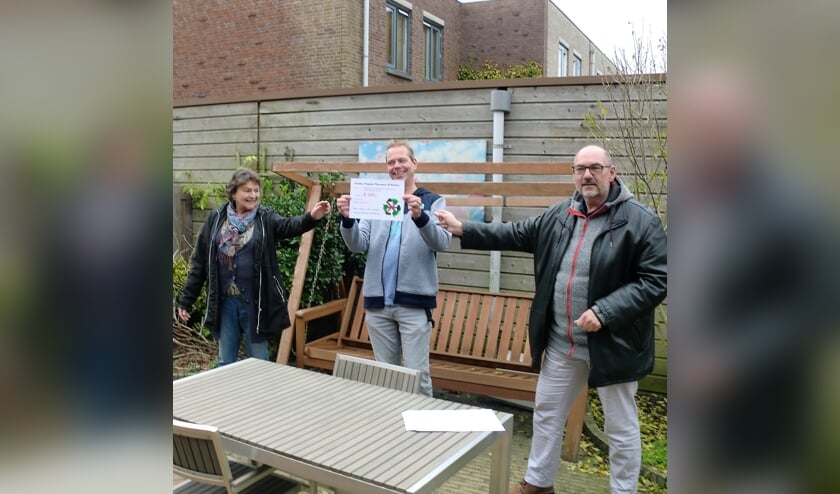 <p>Bestuursleden Mieneke Reijnders en Cyp Straathof van Herenstraat 63 overhandigen de cheque aan Corne Stigter. </p>