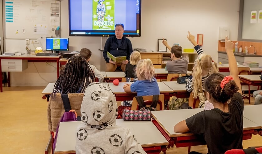 Wethouder Rik van Woudenberg heeft de volledige aandacht van de groep 5-ers. | Foto: J.P. Kranenburg