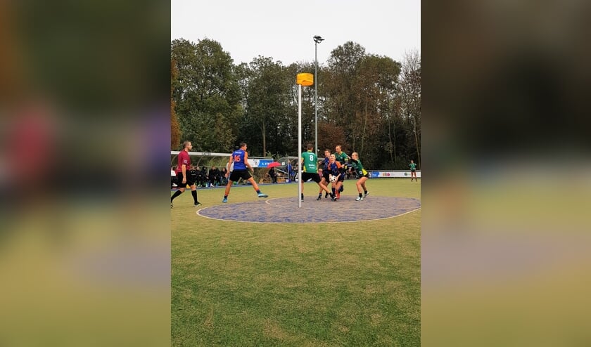 Michelle Rozenbroek legt aan voor een doelpoging. | Jelle Hooimeijer