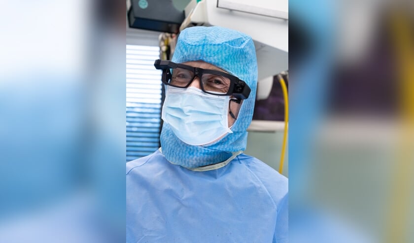 <p>Orthopedisch chirurg Joris Jansen met zijn SmartGlass.</p>
