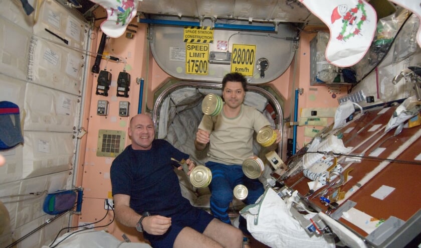 <p>André Kuipers en Oleg Kononenko in de Unity Node. | Foto: pr</p>
