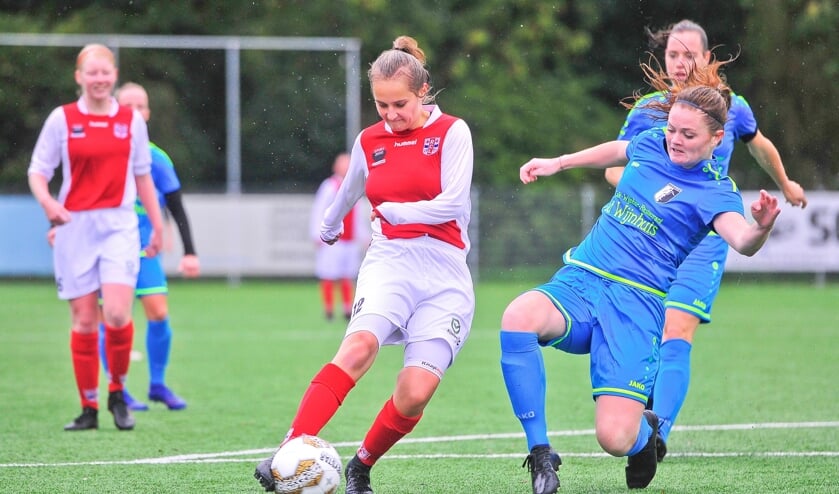 <p>Met de tanden stevig in de onderlip draait Sabine Hoogland slim om Wenke Stedehouder van Berkum heen en gaat de 2-1 voor de Leiderdorpse Racing scoren. Op de achtergrond links kijkt Manon Heiliegers toe.</p>