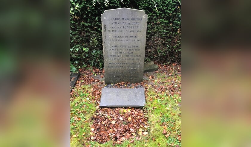 <p>Het familiegraf bij de Groene Kerk met daarbij de vrouwenportretten. | Foto Theo Kralt</p>