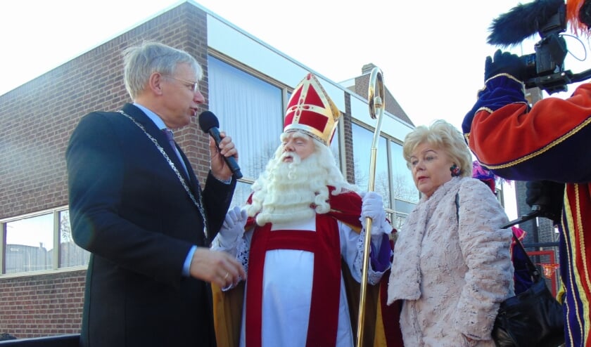 <p>Sinterklaas wordt ontvangen door burgemeester Visser.</p>