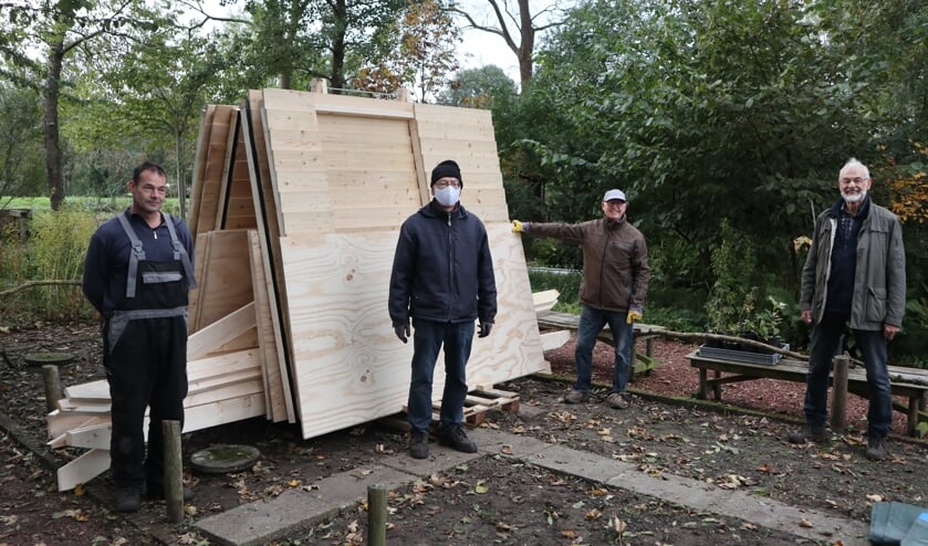 De bijenstal is als pakket aangeleverd en wordt de komende tijd in elkaar gezet.