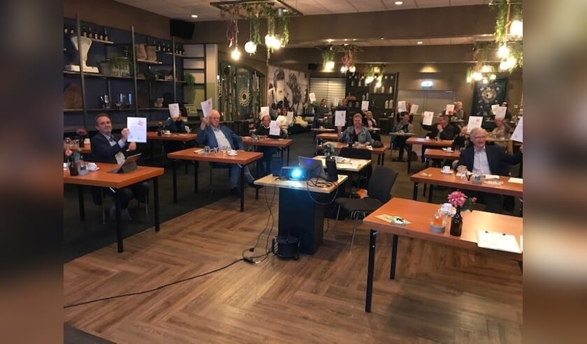 <p>In twee sessies, waarbij goed aan de geldende coronamaatregelen kon worden voldaan, ondertekenden bijna veertig organisaties een verklaring om actief aan de vermindering van eenzaamheid te werken.</p>
