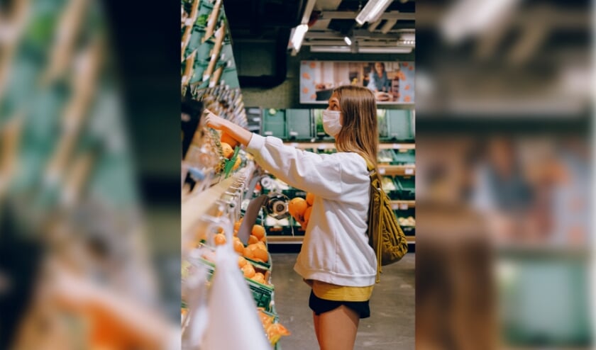 Ga je de deur uit om boodschappen te doen? Draag in de winkel dan een mondkapje, is het dringende advies.