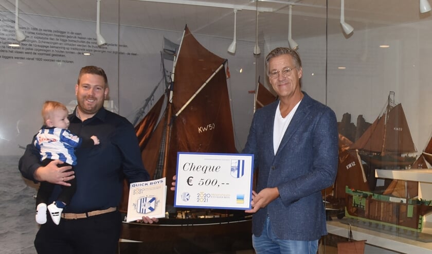 Marco van Duijn met zoontje Lars en Cor Zwaan na de overhandiging. | Tekst en foto Piet van Kampen