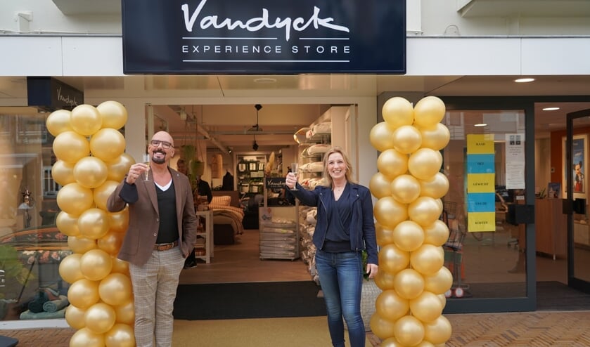 <p>Maik en Marijke toosten voor de nieuwe topzaak aan de Princestraat.</p>