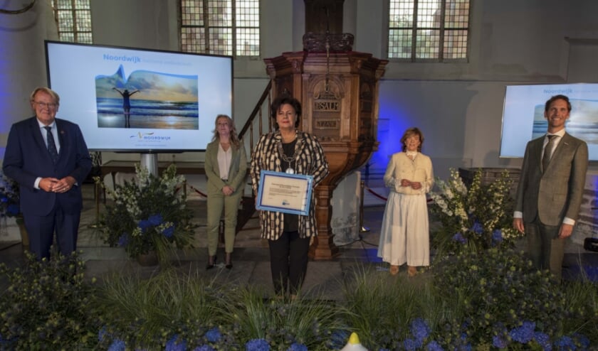<p>V.l.n.r. CvK Jaap Smit, Quirine Kamphuizen Noordwijk Marketing, burgemeester Wendy Verkleij, JankaZalesakova ESPA en wethouder Roberto ter Hark.</p>
