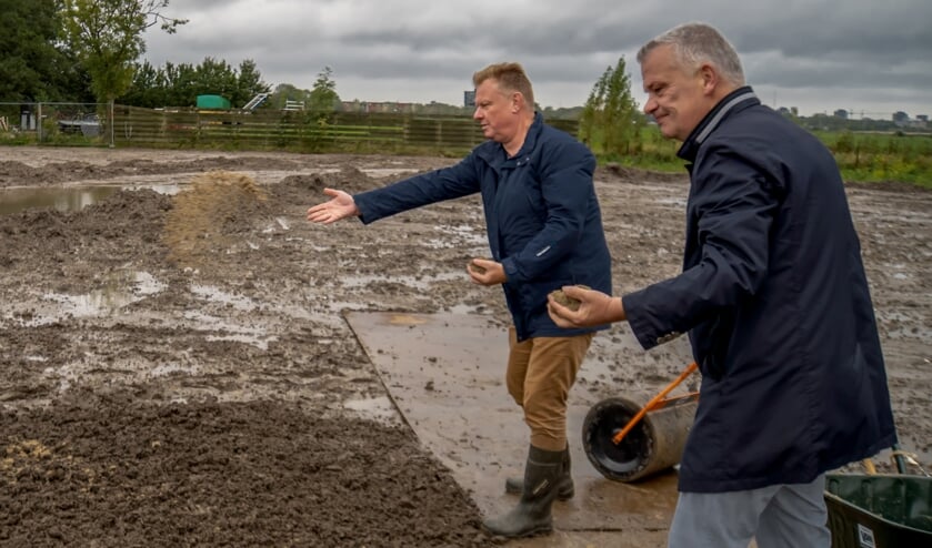 <p>Wethouders Rik van Woudenberg (links) en Daan Binnendijk zaaien een zaadmengsel voor bij- en vlindervriendelijke bloemen. | Foto: J.P. Kranenburg</p>