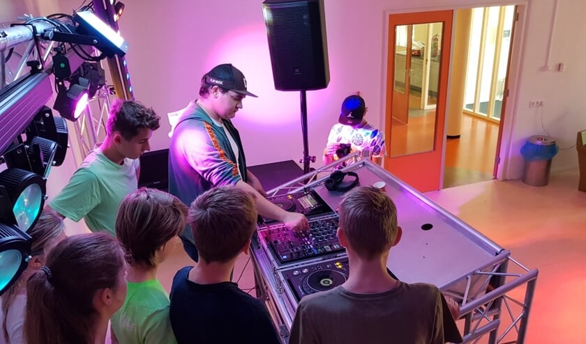 <p>Natuurlijk mag een DJ booth niet ontbreken aan het nieuwe jongerencentrum. | Foto: PR</p>