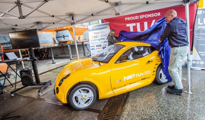Aan André Kuipers de eer om Luca te onthullen, misschien de auto van de toekomst. | Foto: Adrie van Duijvenvoorde