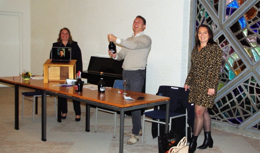<p>Rogier van Geldre laat de champagne knallen. | Foto Willemien Timmers</p>