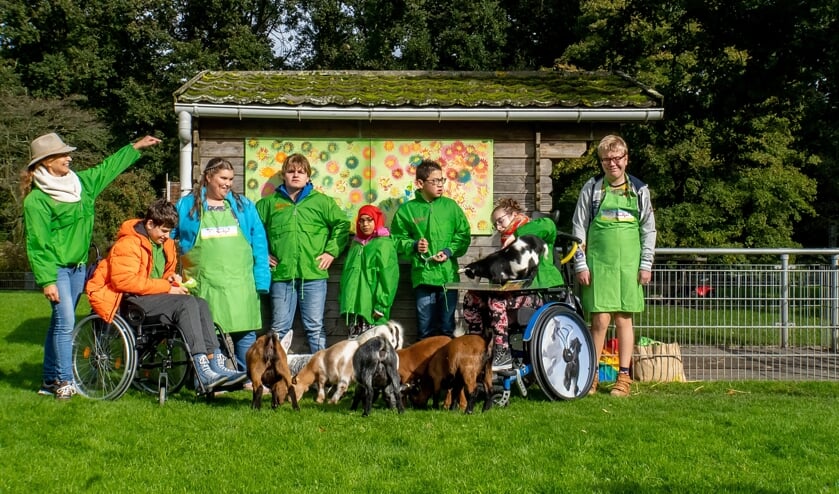 <p>De deelnemers aan de spelmiddagen van Stichting Nadja voor hun kunstwerk dat nu voor iedereen te zien is in de kinderboerderij in De Houtkamp. Links staat Anne van Zwieten. </p>
