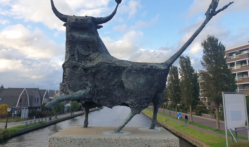 <p>De stier van Theo van der Nahmer op de Leiderdorpsebrug.</p>