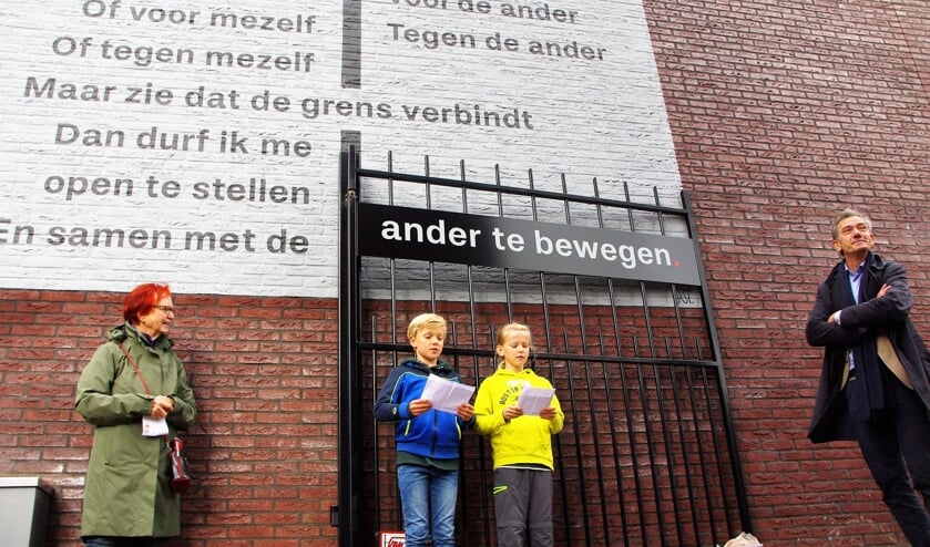 <p>Jetteke Bolten en Matthijs Huizing luisteren terwijl twee leerlingen het gedicht voordragen. | Foto Willemien Timmers</p>