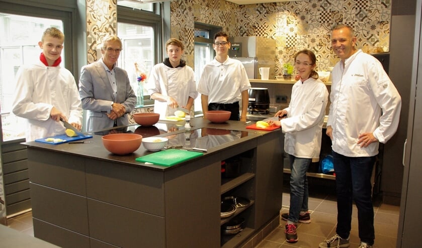 <p>Douwe Splinter en Patrick van Oosten in de 'Kanner Keuken' in Dorpscentrum Oegstgeest tussen de leerlingen. | </p>