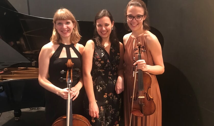 <p>Het trio bestaat uit de Nederlandse violiste Emma Rhebergen, de veelzijdige Belgische pianiste Fem Devos, en de Amerikaanse celliste Anna Litvinenko, </p>