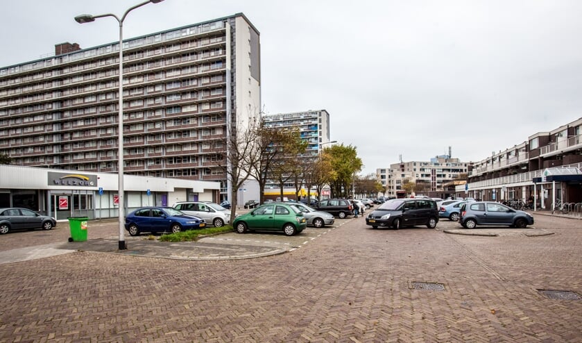 <p>Het parkeerterrein bij de Hoornes Passage. Links het leegstaande pand waar de kringloopwinkel zich gaat vestigen. | Foto: Adrie van Duijvenvoorde</p>