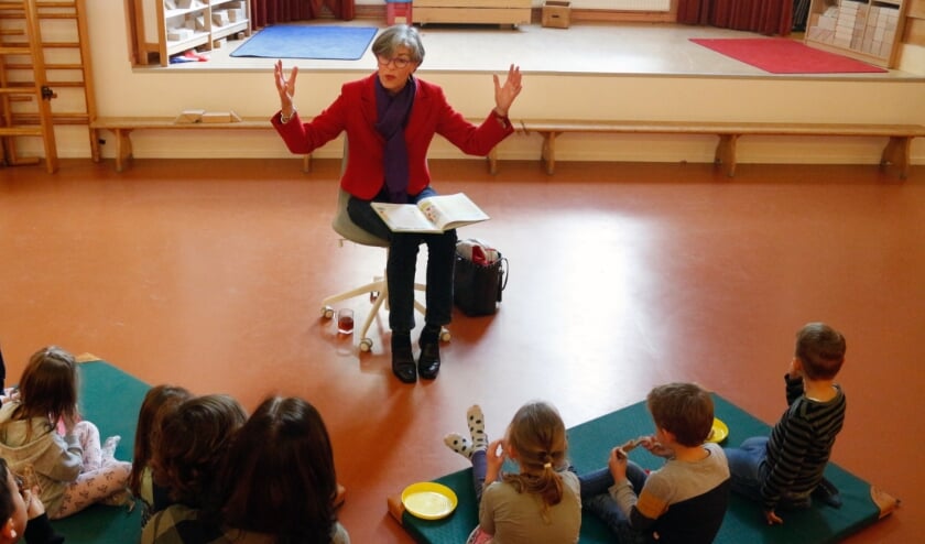 <p>Wethouder Heleen Hooij leest voor bij BSO de Toren.</p>