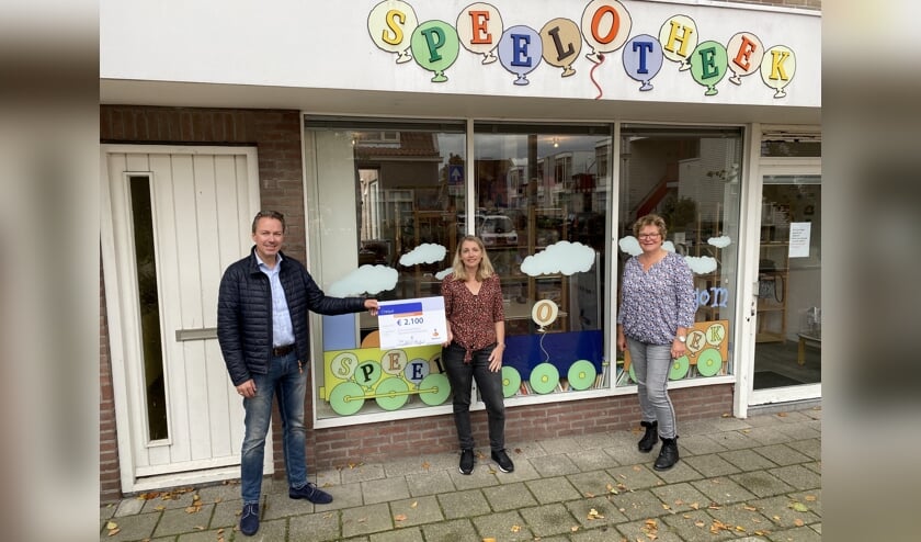 <p>Vanaf links: Jeroen Willems van Rabobank Bollenstreek, Erica de Klerk en Janine Singels. | Foto: pr. </p>