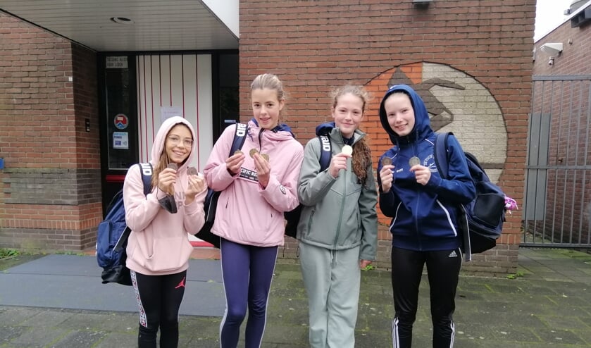 <p>Bernadette, Tess, Loïs en Michelle wonnen allemaal een medaille.</p>