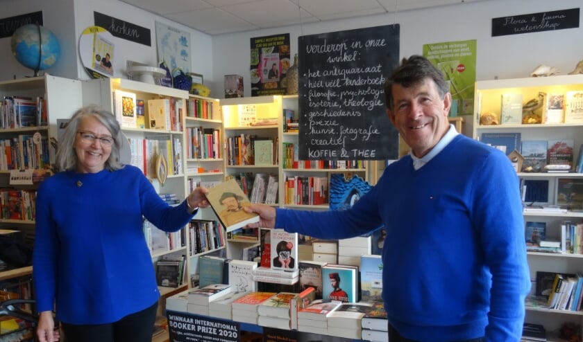 <p>Pauline Goedemans van Boekhandel Grimbergen in Lisse neemt een exemplaar van 'De dood van de Groot Khan' van Antoon van Aken in ontvangst.</p>