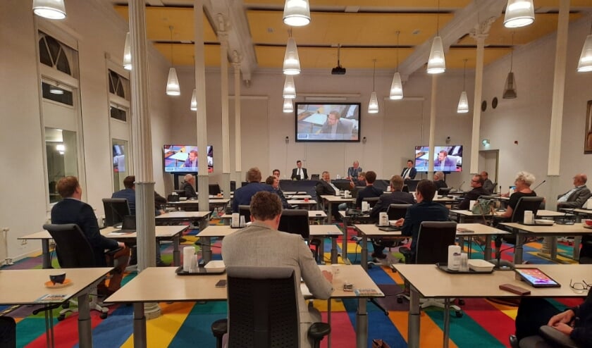 <p>De gemeenteraad vergadert vanwege coronamaatregelen in het Heerenhuys in Katwijk aan den Rijn.</p>