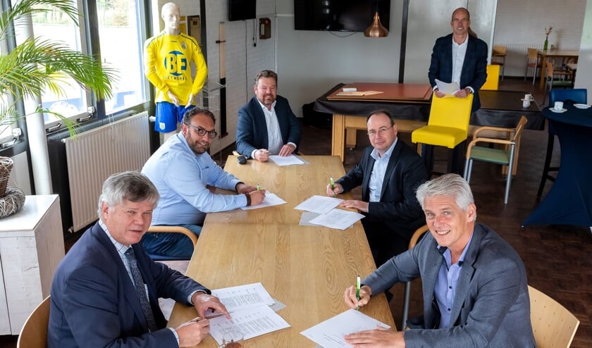 <p>De ondertekening van de aannemingsovereenkomst FC Lisse, gemeente Lisse en de aannemers Den Dubbelden en Vink Installatie Groep.</p>