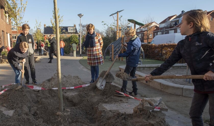 <p>Kinderen van De Egelantier hebben bij de school bomen geplant tijdens Boomfeestdag.</p>