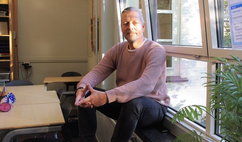 <p>Jack van den Helder in zijn lokaal. 'Het Jenaplan-onderwijs is mij op het lijf geschreven.' | Foto Willemien Timmers</p>