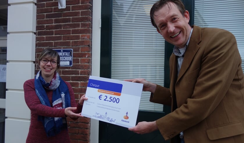 <p>Een donatie van 2.500 euro voor de Cultuur-Historische
Vereniging “Oud Lisse”. Links mevrouw Sonja van der Holst van Rabobank Bollenstreek en rechts
Jasper de Jong, penningmeester van Cultuur-Historische Vereniging “Oud Lisse”.</p>