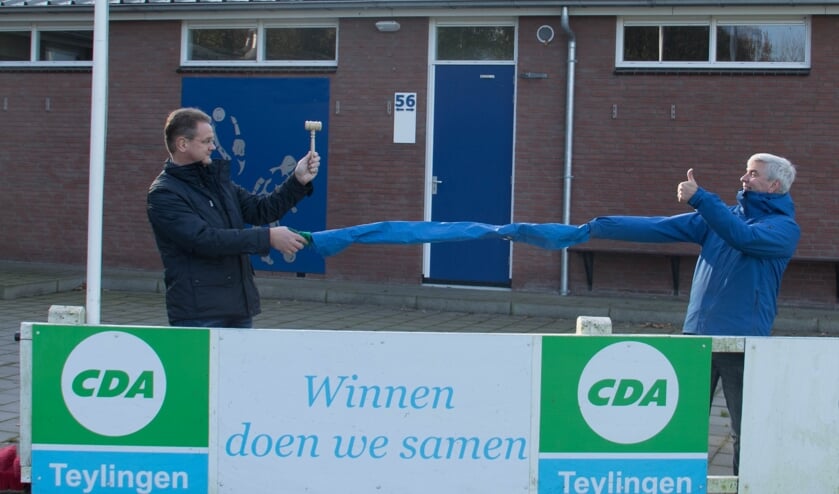 Marco van den Nouland ontvangt de voorzittershamer van Hans van Ek.