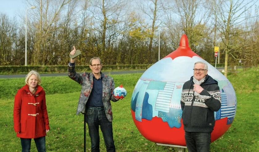<p>Kunstenaar Lisette Marije Eisenga, Jan van Vliet (midden) en Wil Brouwer van de Gildemeesters Bollenstreek.</p>