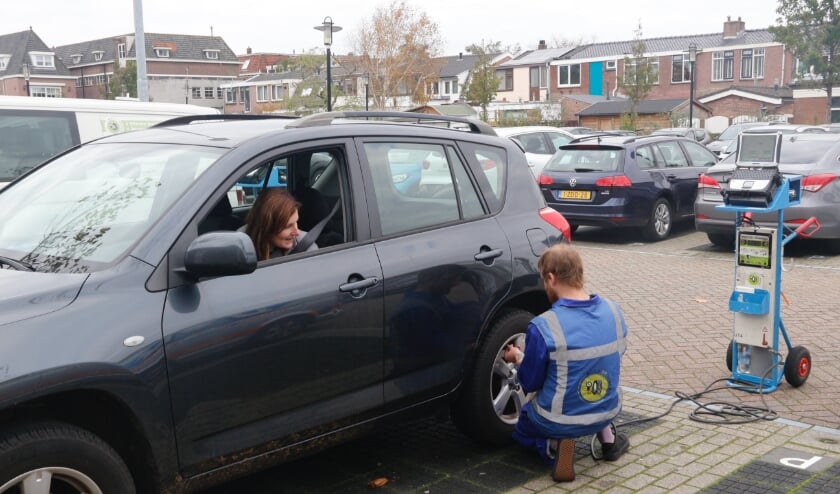 De bandenspanning werd gemeten en als dat nodig was werd de band ook direct goed op spanning gebracht.