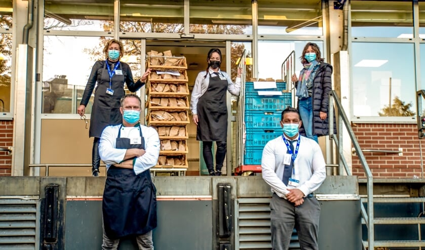 <p>V.l.n.r. Hilde Bowe Soeller, Nock Caseley, Marleen Huijt Hickmann en Stefano Cavacece van Pedevilla International B.V. en Catherine Peupion van ESA/Estec bij twee van de karren vol met broodjes en croissants. </p>