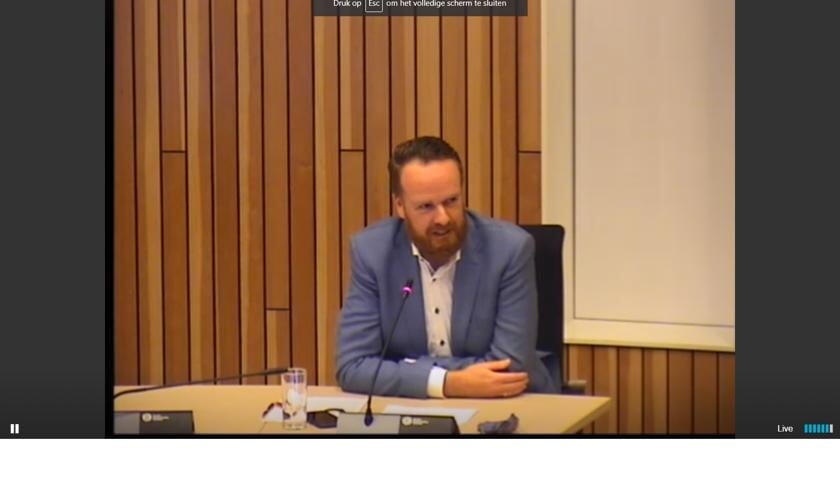 <p>Schrijver Wouter van Wingerden geeft uitleg tijdens het corrigeren van het dictee. De volledige tekst van de 9e editie van het Groot Leiderdorps Dictee staat helemaal onderaan dit artikel.</p>