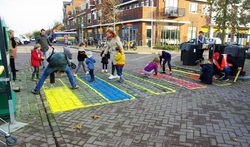 <p>Met vereende krachten werd op ludieke wijze een veelkleurig zebrapad aangelegd. | Foto Willemien Timmers</p>