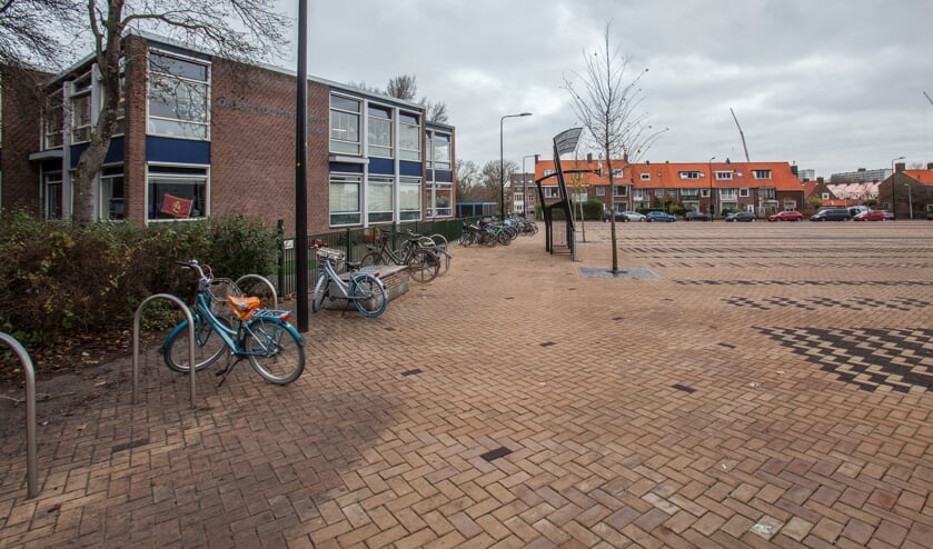 <p>De Groen van Prinstererschool (links) aan het Marktplein in Katwijk aan Zee. | Foto: Adrie van Duijvenvoorde </p>