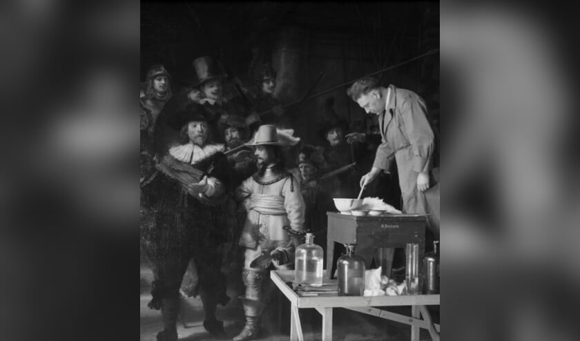 <p>De Nachtwacht tijdens de restauratie. | Foto: Rijksmuseum.</p>