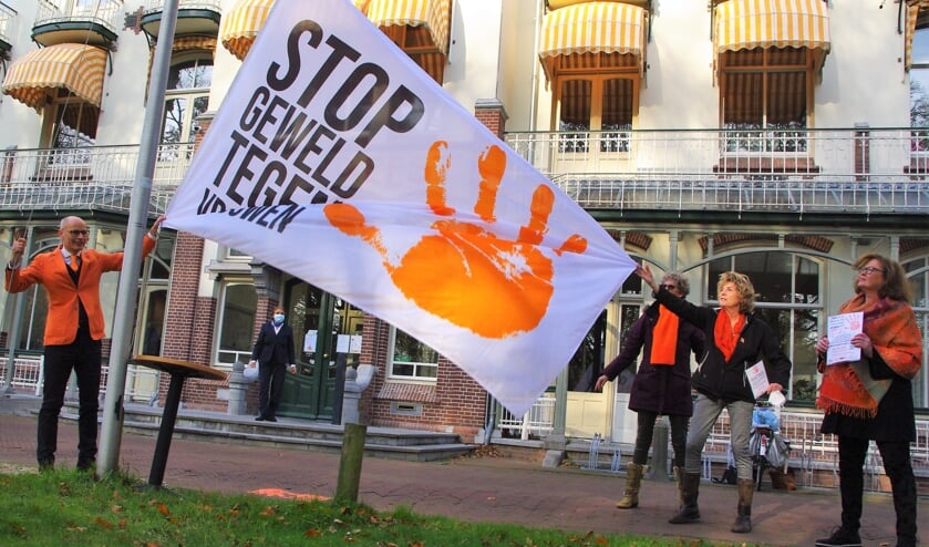 <p>Burgemeester Emile Jaensch, voor de gelegenheid in oranje gekleed, hijst de vlag voor het raadhuis, dat 's avonds ook oranje uitgelicht zal worden. | </p>
