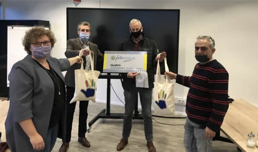 <p>Vlnr: Petra Duijnhoven (Fietsmaatjes Teylingen), Erik Don (Maregroep), Joop den Blanken (Fietsmaatjes Hillegom/Lisse), Wallat Habash (Maregroep).</p>