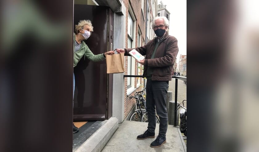 Voor wie het huis echt niet kan verlaten, biedt Bplus C bezorging aan huis, via medewerkers van Het Kringloopwarenhuis.
