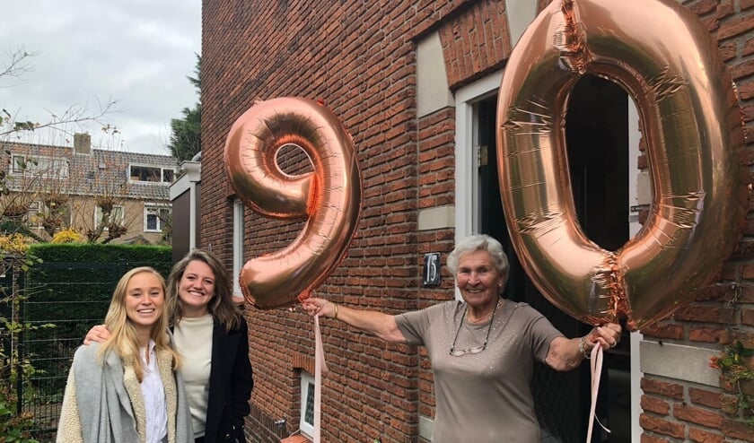 <p>Machteld Stuyvesant werd op haar negentigste verjaardag in het zonnetje gezet door vertegenwoordigers van Dames 1. | Foto PR</p>