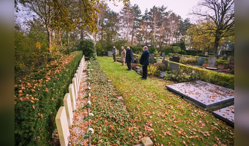 <p>Na de bloemenlegging hielden Jaap van den Broek, Jan de Soeten, Dirk Megchelse en Leon Vlasveld een minuut eerbiedige stilte bij de graven van geallieerde soldaten op de begraafplaats bij de Groene Kerk. | </p>