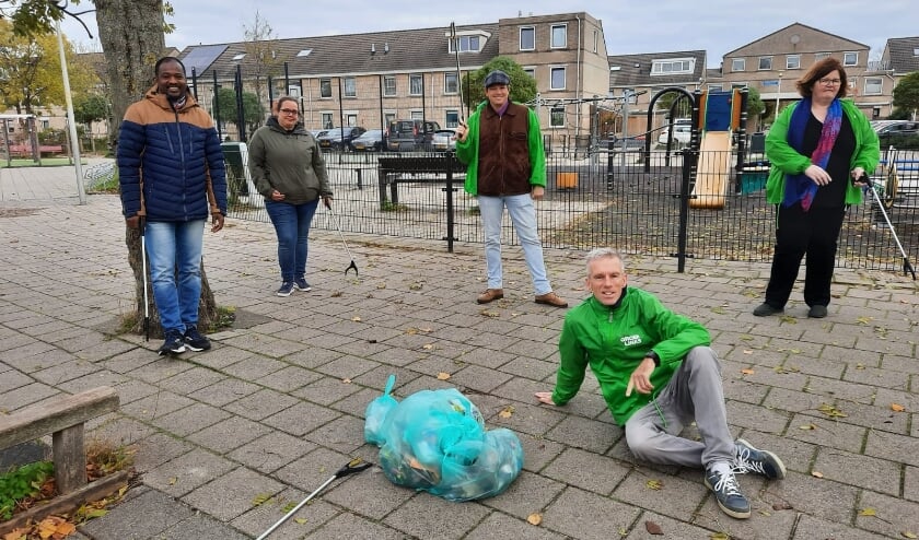 <p>Fractie- en steunfractieleden van GroenLinks Leiderdorp verwijderden peuken en ander zwerfafval op en rond de schoolpleinen aan de Klerkenhof.</p>
